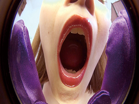 主観で口臭や体臭を嗅がせてくれた後にカラフルグローブで手コキしながら乳首を舐める サンプル動画サムネイル